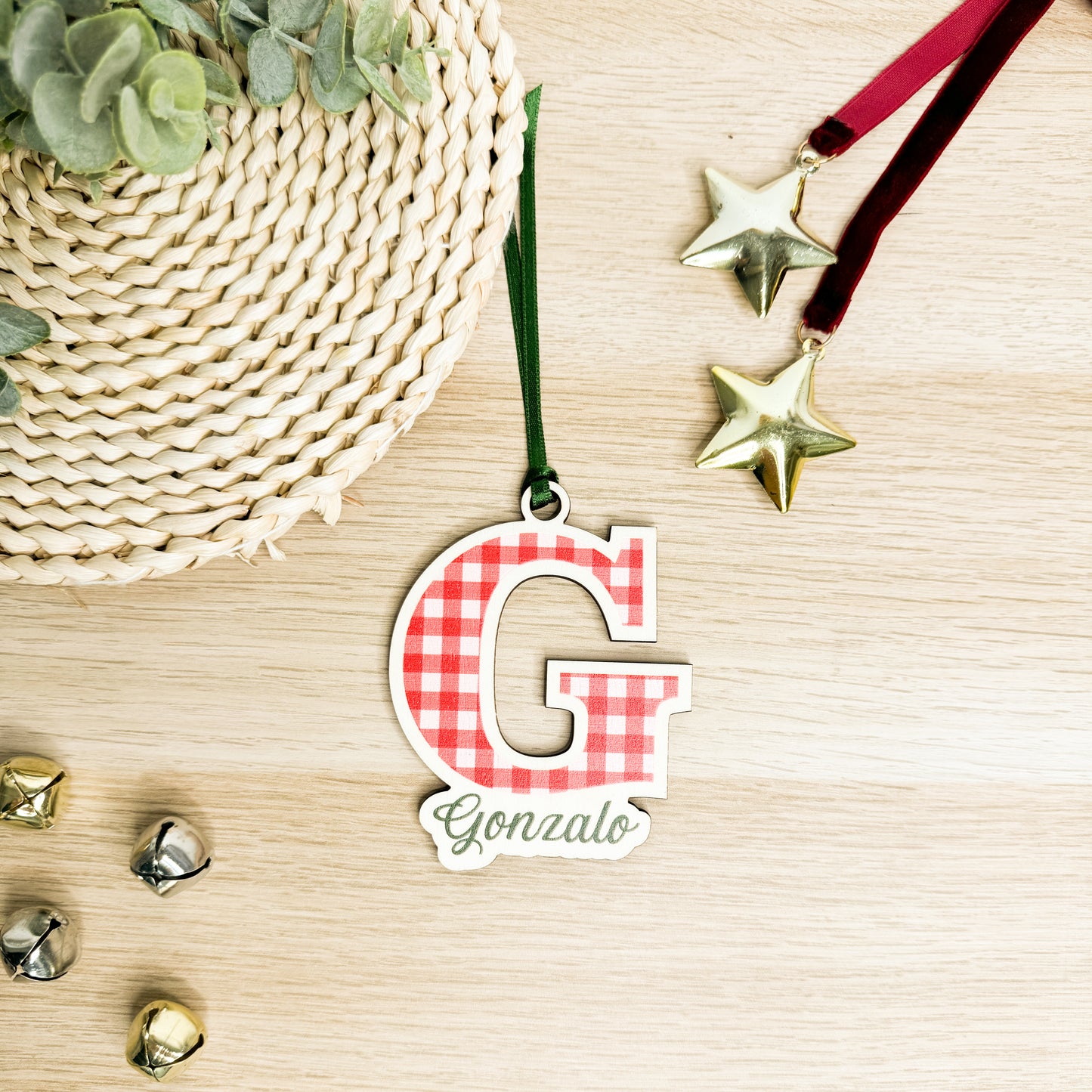 Adorno navideño con inicial en vichy rojo personalizado
