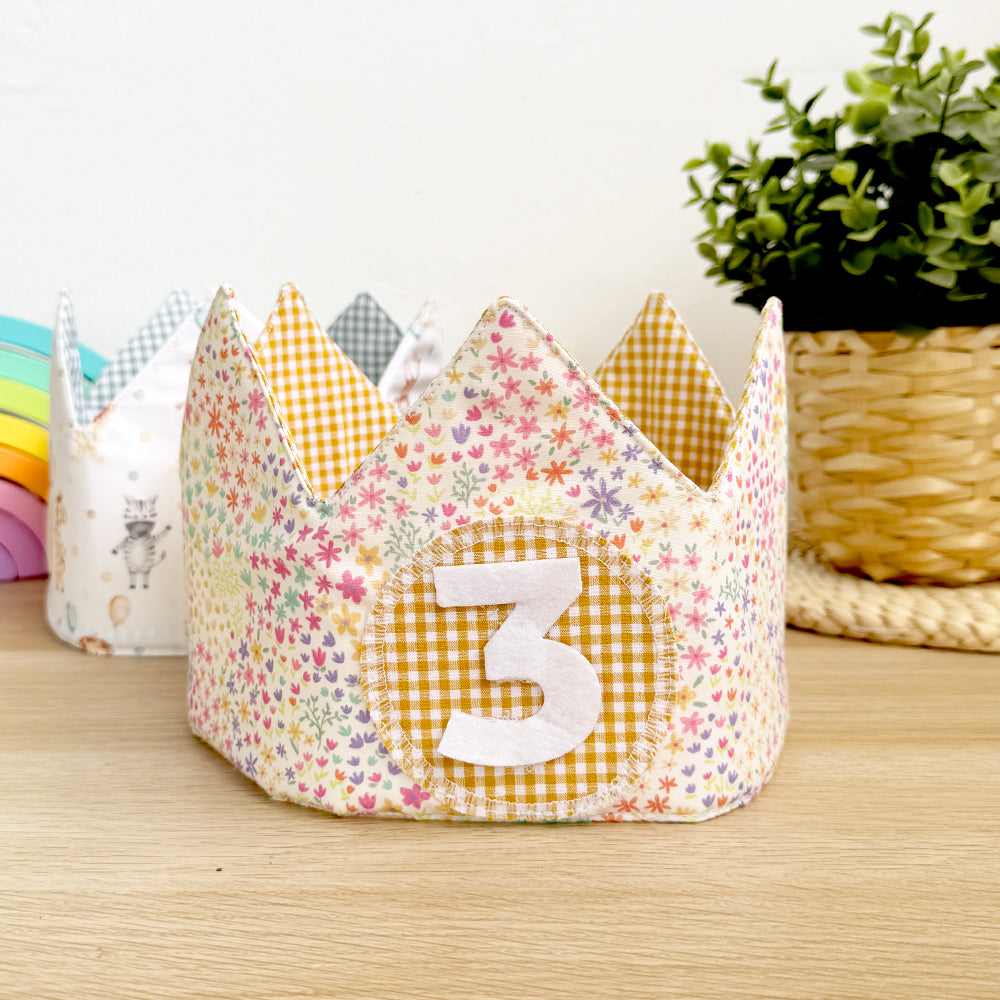 Corona de Cumpleaños textil - Modelo flores y vichy mostaza