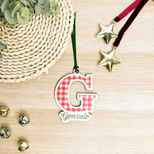 Adorno navideño con inicial en vichy rojo personalizado