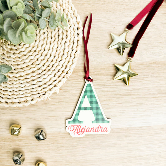 Adorno navideño con inicial en vichy verde personalizado
