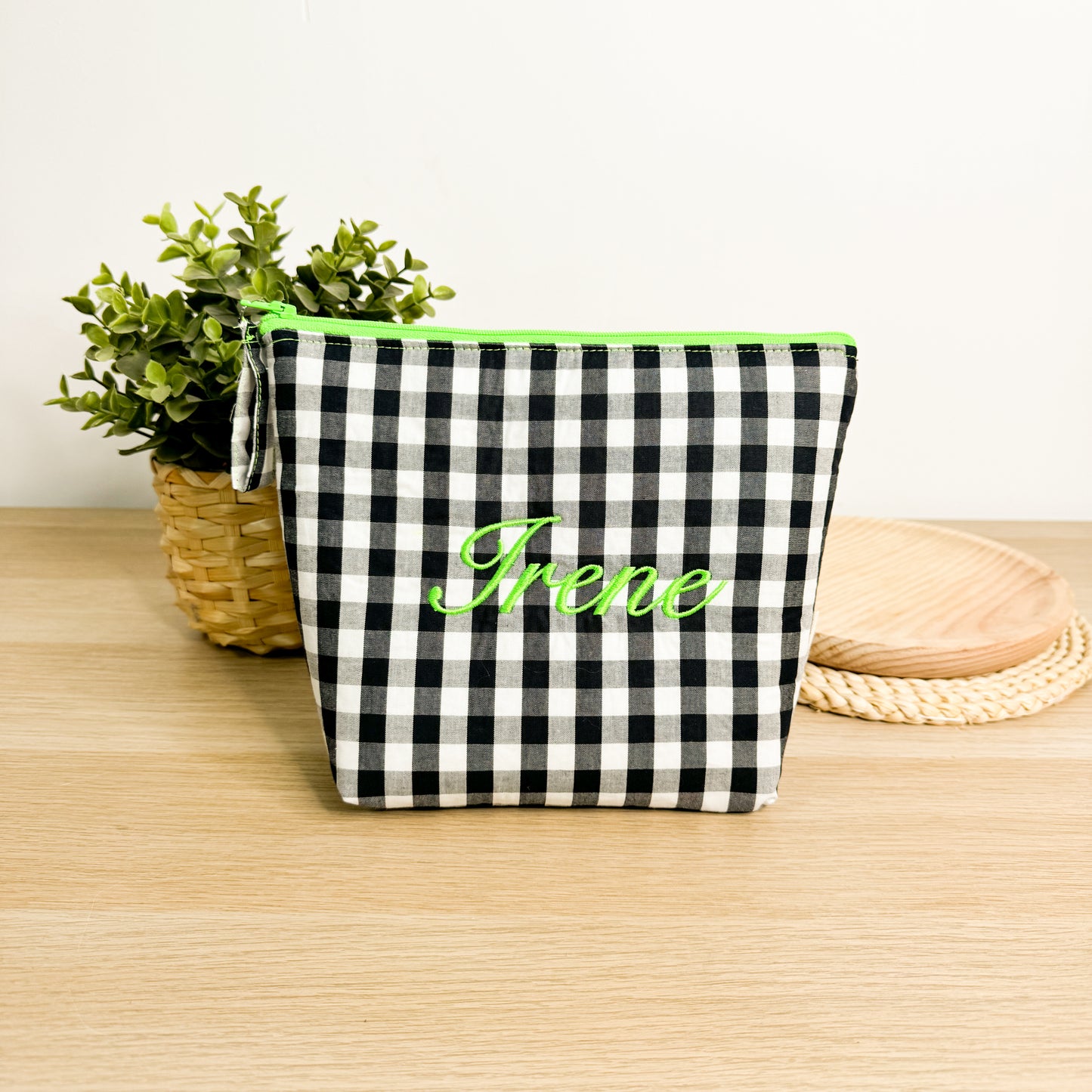 Neceser vichy negro con detalles en verde fluor