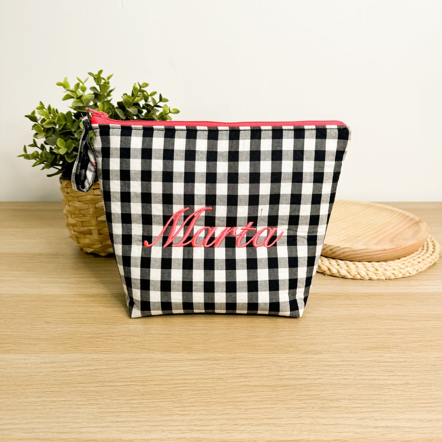 Neceser vichy negro con detalles rosa fluor