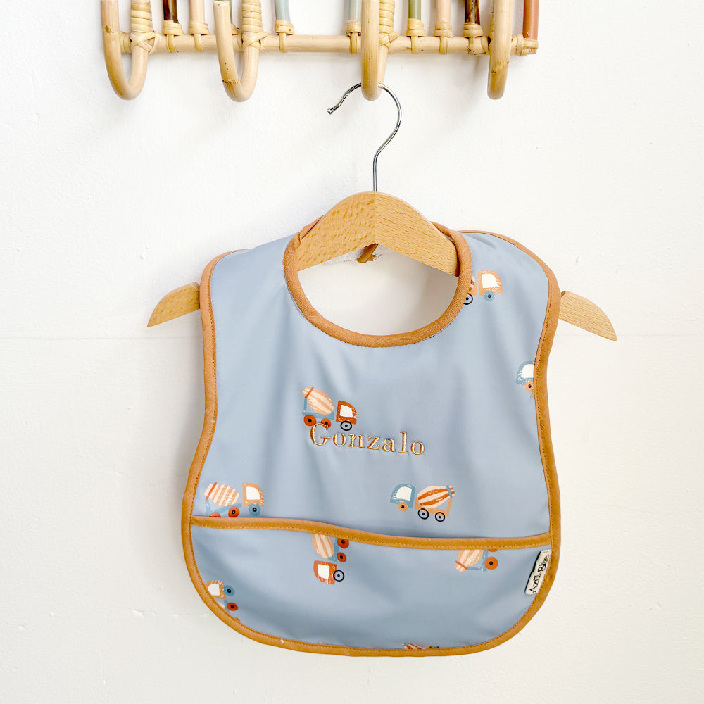 Babero con bolsillo Camiones